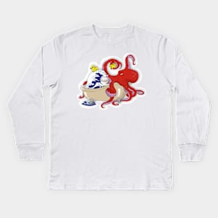 Take the octopus in the bubble bath Kids Long Sleeve T-Shirt